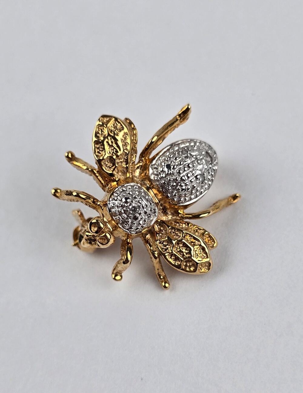 10k white /yellow gold Bee Bug Pin Brooch w/ 4 small diamonds pin back
